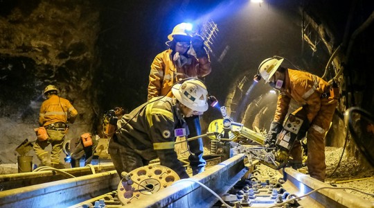 Cómo garantizar la seguridad en instalaciones eléctricas en entornos industriales y mineros
