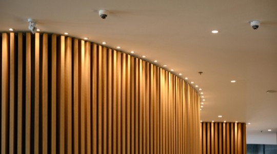 Cómo diseñar la iluminación de un local comercial: temperatura, lúmenes y CRI