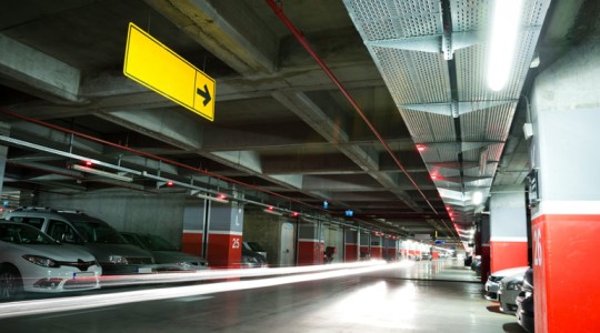 Cómo seleccionar iluminación LED para parkings y garajes