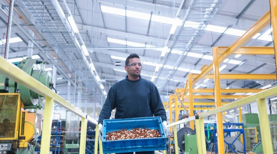 Iluminación industrial: claves para mejorar la eficiencia energética en naves y fábricas