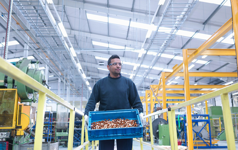 Iluminación industrial: claves para mejorar la eficiencia energética en naves y fábricas