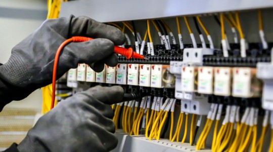Mantenimiento preventivo vs correctivo en instalaciones eléctricas: ¿cuál te conviene más?